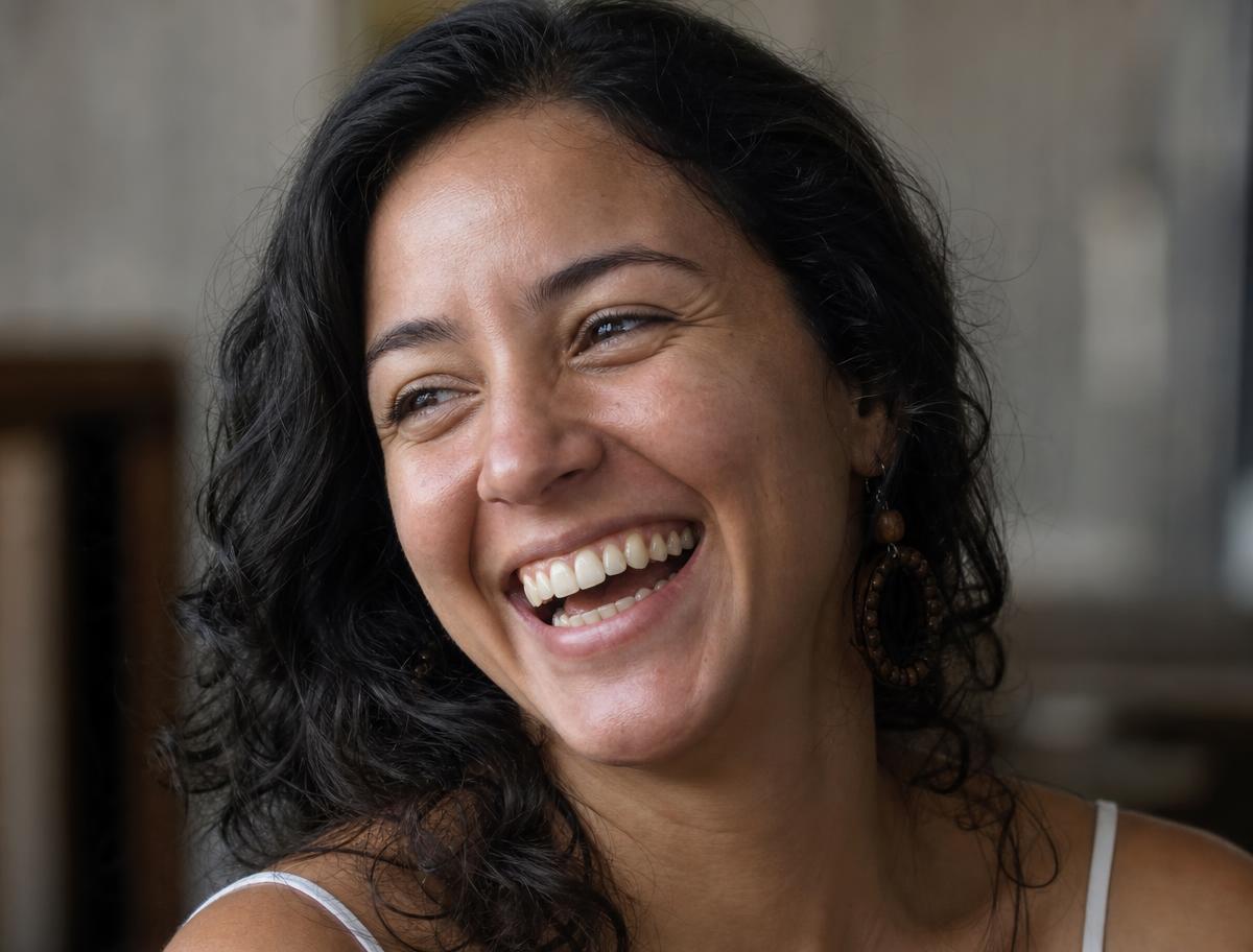 Estética avançada do sorriso em Curitiba — Dra. Fabi Cândido Mulher sorrindo com sorriso harmonizado após estética avançada do sorriso em Curitiba